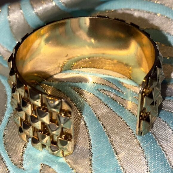 Vintage goldtone metal pyramid cuff bracelet elegant sophisticated - Picture 9 of 11